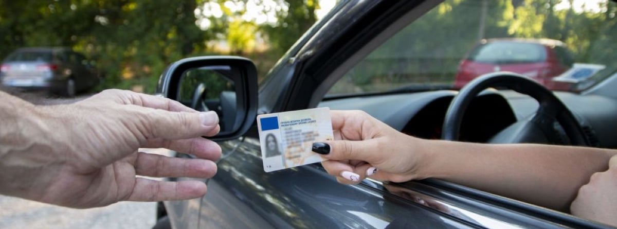 Persona mostrando su carnet de conducir