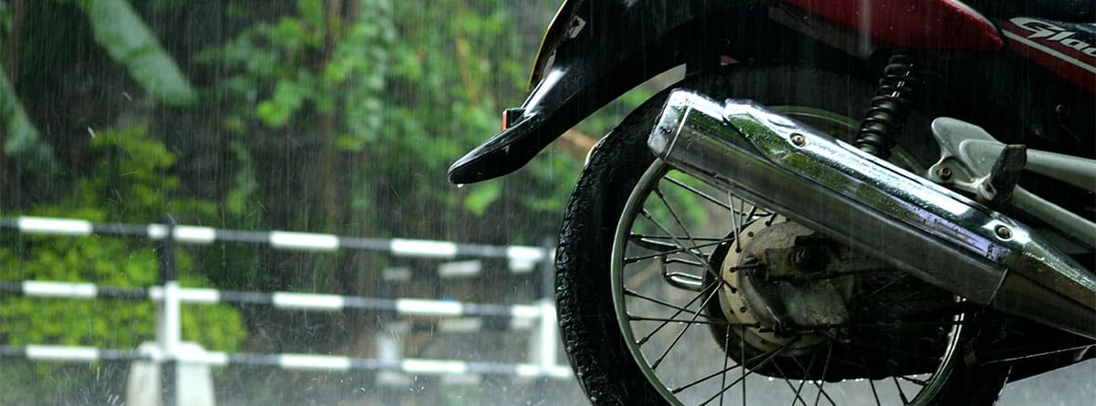 Rueda trasera de un moto en un día de lluvia