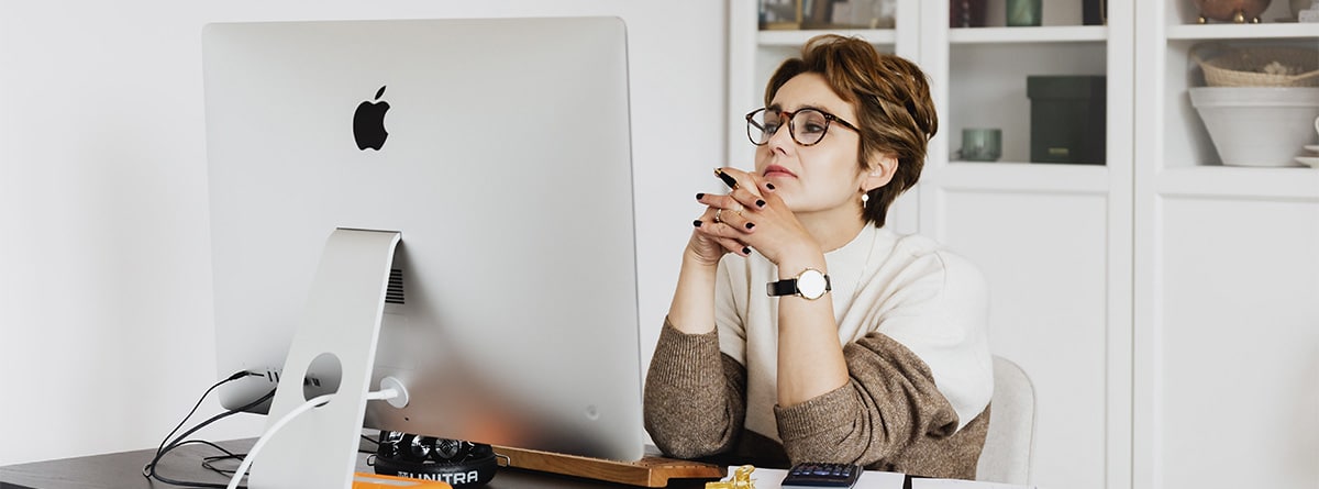 Mujer frente a un ordenador
