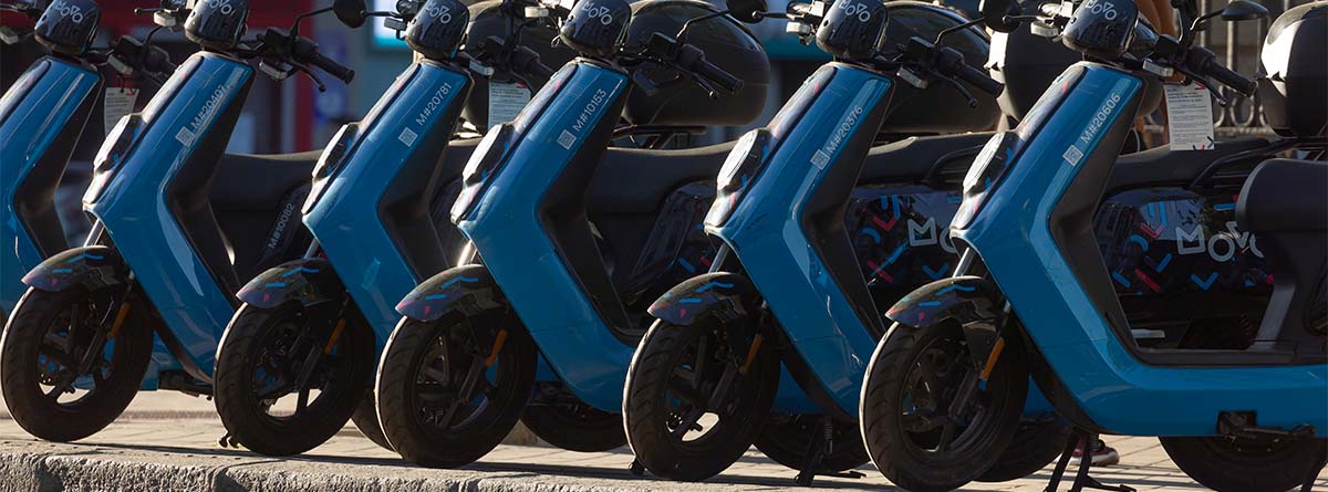 Varias motos eléctricas azules aparcadas