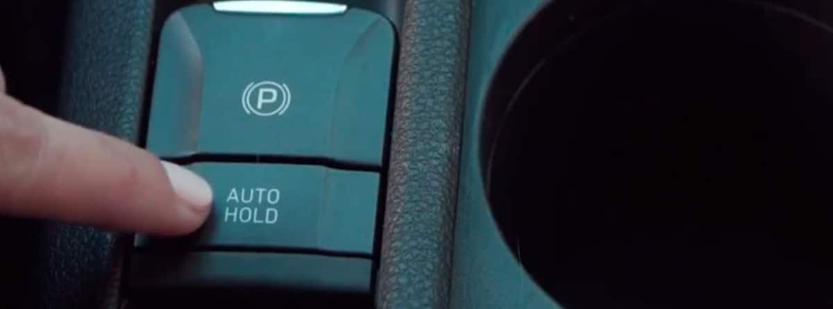 Dedo señalando el botón auto hold