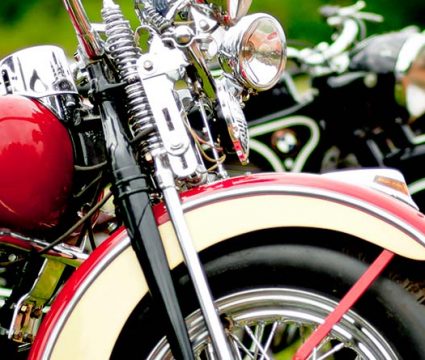 Hay una gran variedad de alforjas y baules que puedes usar en tu moto
