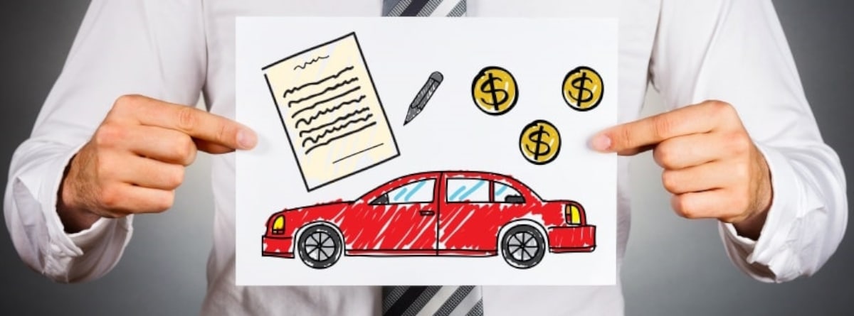 Persona sujetando un papel con un coche y monedas