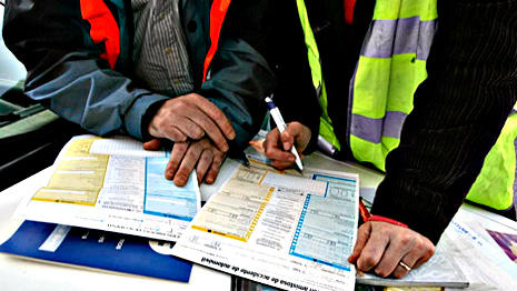 Parte amistoso de accidente en seguro a terceros dos personas hacen un parte amistoso de accidente