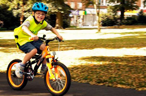 Niños en bicicleta Niños en bicicleta