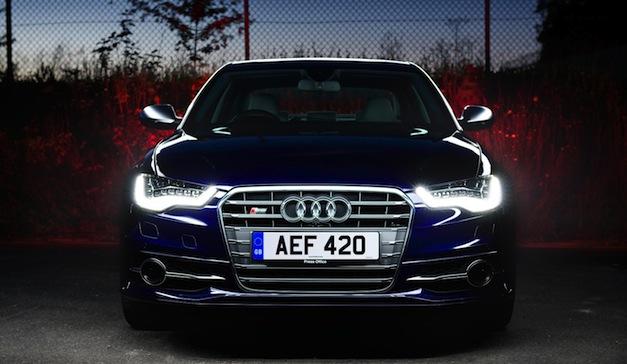 el uso de las luces del coche todo el día un audi con las luces del coche de día encendidas