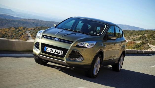 Es obligatorio el uso de las luces del coche todo el día un Ford tipo suv enmarcha sobre una carretera
