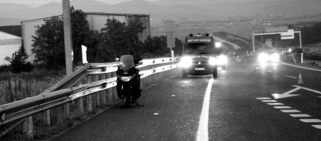 Motos por el arcén una moto aparcada en el arcén con una furgoneta detrás