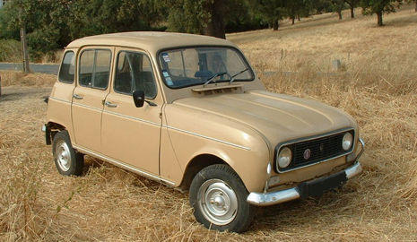 Los coches marrones los más inseguros Coche antiguo de color marrón aparcado entre hierbajos