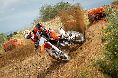 circular con una moto de cross moto de motocross en carretera de tierra