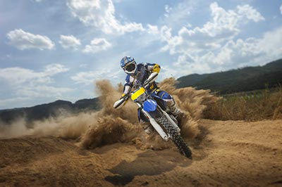 Circular con moto de cross Husaberg Enduro moto de cross sobre tierra