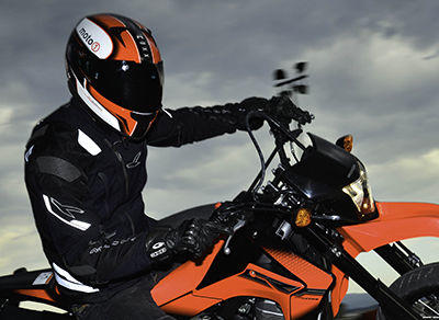 Casco de moto con pantalla oscura Casco de moto con pantalla oscura