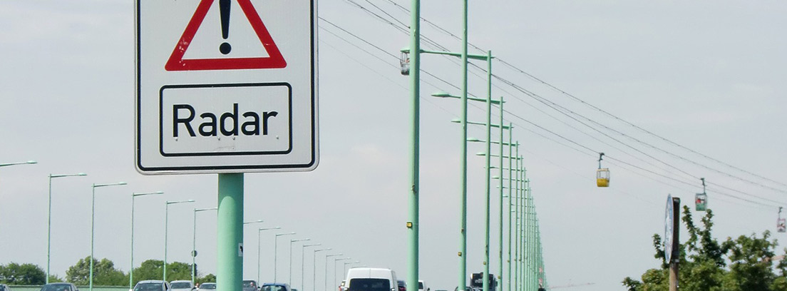 Señal de tráfico en una carretera que indica un radar