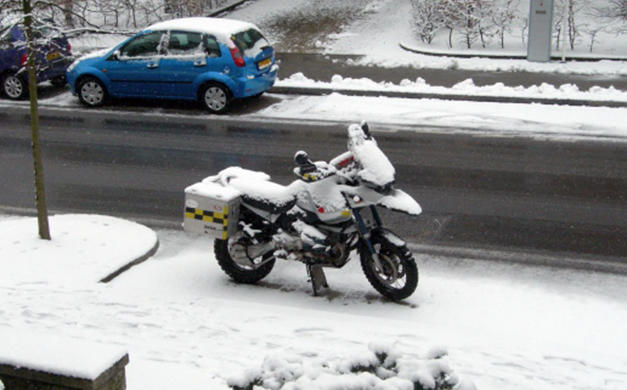 Moto bajo la nieve Moto bajo la nieve