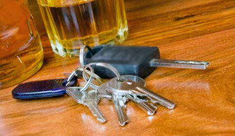 alcohol y conducción Cómo afecta el alcohol a la conducción llaves de coche y bebida