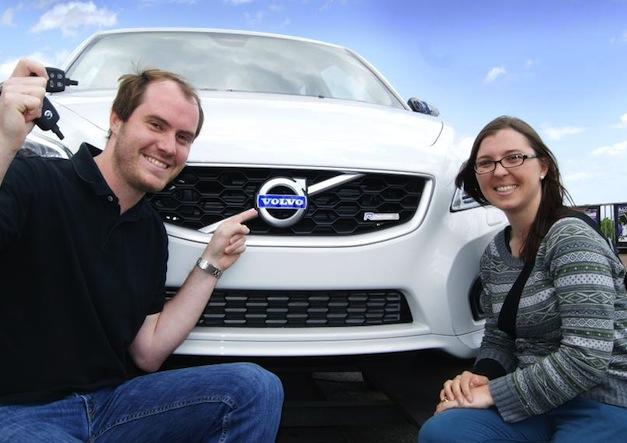 ¿Qué hago si pierdo las llaves del coche? una pareja donde el chico señala un coche Volvo con dos llaves de coche en la mano