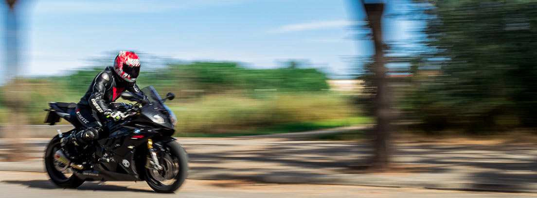 : Moto corriendo por una carretera
