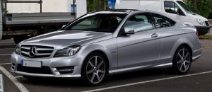 Mercedes-Benz C-Class Sports Coupe de CR7 Mercedes-Benz C-Class Sports Coupe plata aparcado en la calle