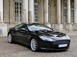 Aston Martin DB9 de Cristiano Ronaldo Aston Martin DB9 negro frente a edificio con pilares