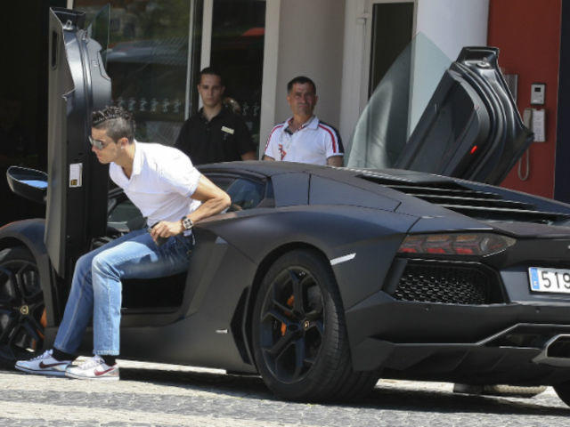 Lamborghini Aventador LP 700-4 de Cristiano Ronaldo Cristiano Ronaldo saliendo de su Lamborghini Aventador LP 700-4