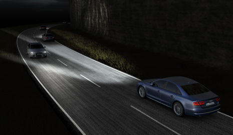 bombillas halogenas para coche de noche dibujo de dos coches cruzándose por una carretera de noche