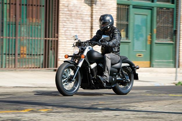 motos custom 125 honda shadow motorista sobre una Honda Shadow negra