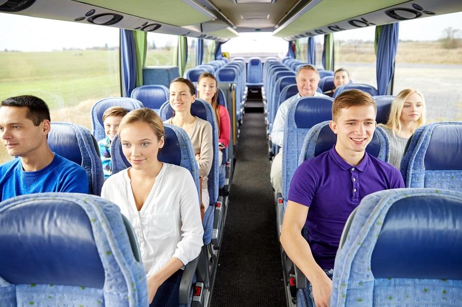 Cómo deben viajar los niños en los autobuses personas sentadas seguridad vial autobús