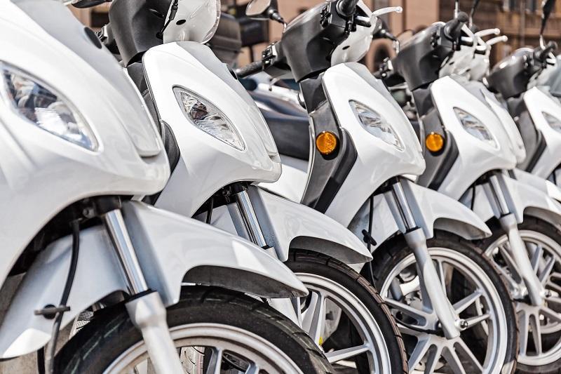 las motos más caras de mantener scooter varias scooter de 125 puestas en fila