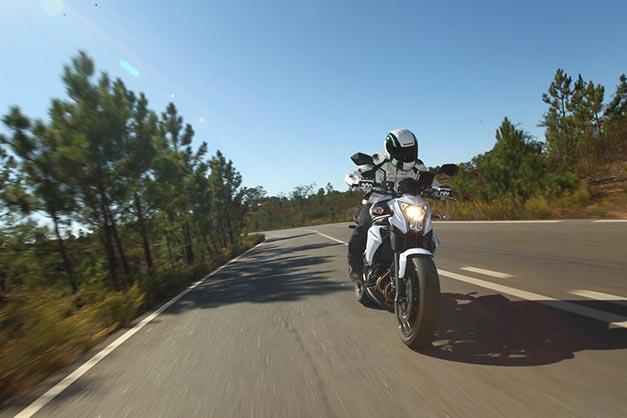 Motorista conduciendo por carretera en una Kawasaki Ninja 650R Kawasaki ER-6n