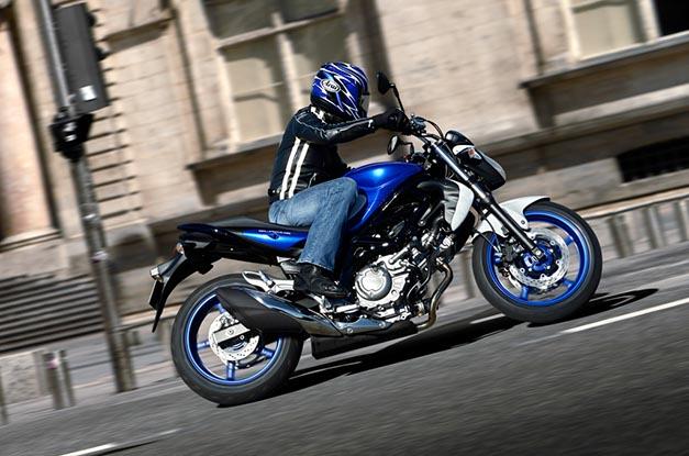 Motorista en una Suzuki Gladius 650 conduciendo por carretera Suzuki Gladius 650