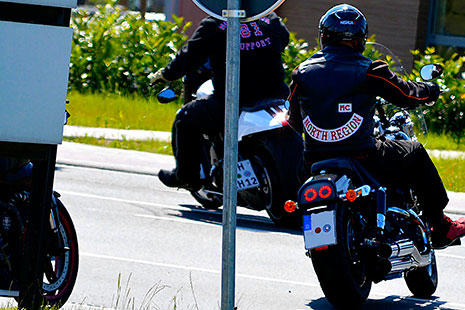 varios moteros sobre sus motos