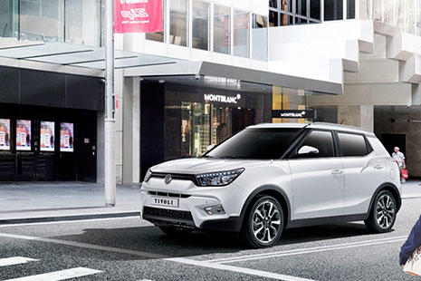 Imagen del SsangYong Tivoli de color blanco por una carretera