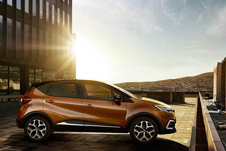 Imagen del Renault Captur Life de color naranja.