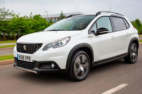 Peugeot 2008 de color blanco sobre la carretera.
