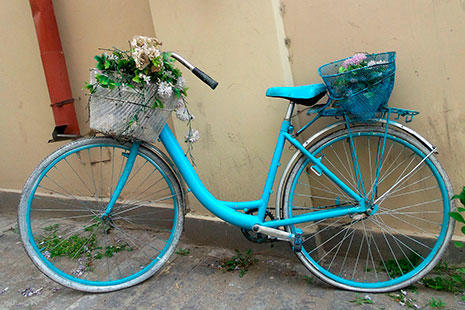 Bicicleta antigua pintada de azul