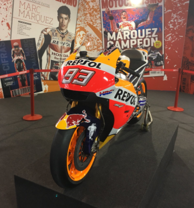 moto repsol honda de moto gp de marc marquez sobre un cajon negro