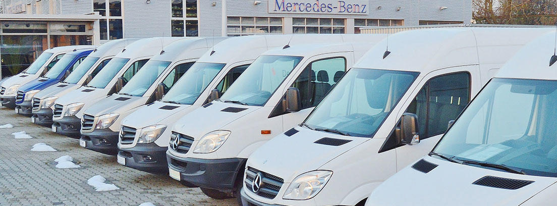 Furgonetas a la venta en un concesionario