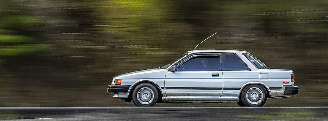Coche antiguo yendo a gran velocidad