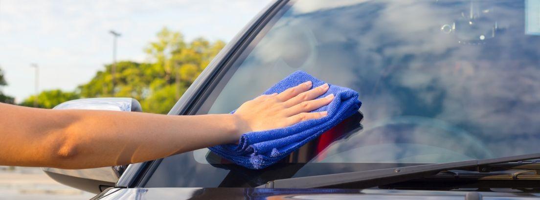Cómo limpiar los cristales del coche para que queden perfectos