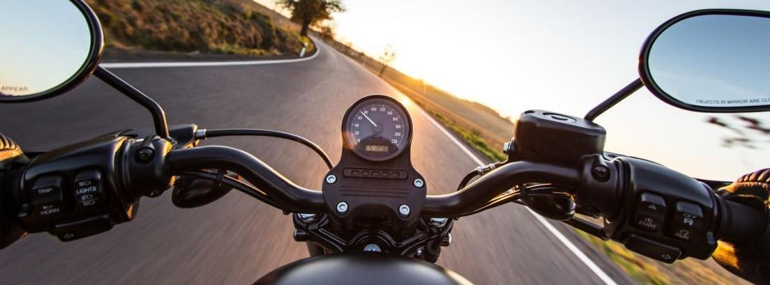 cuadro y manilla de una moto en carretera