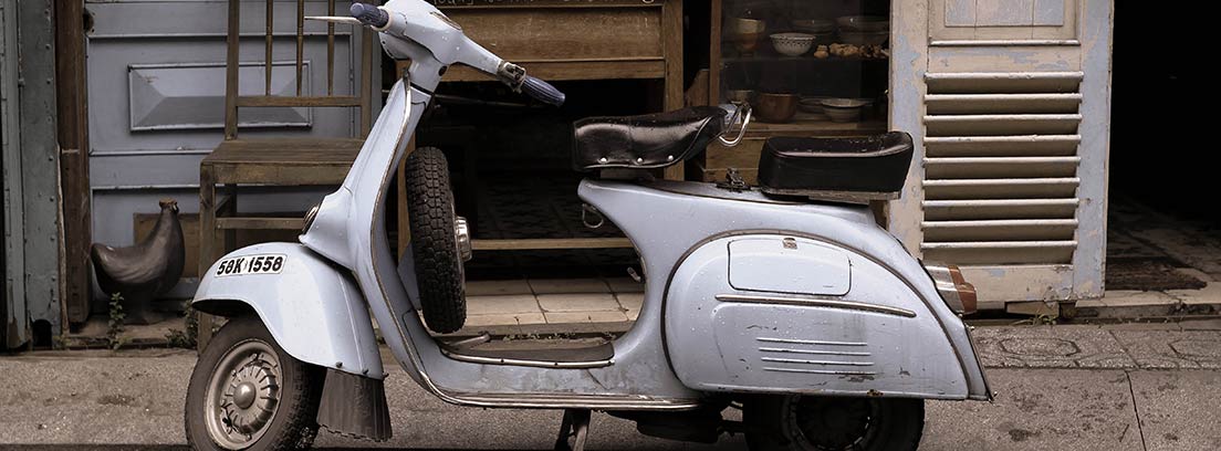 Ciclomotor antiguo aparcado en la calle