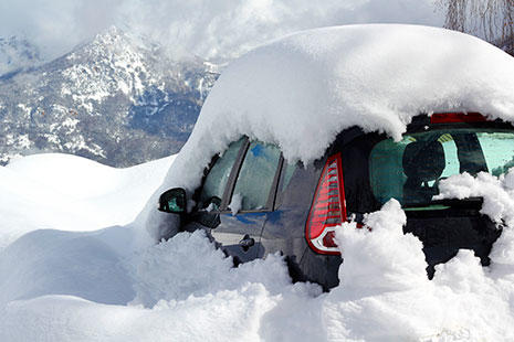 coche negro atrapado en la nieve