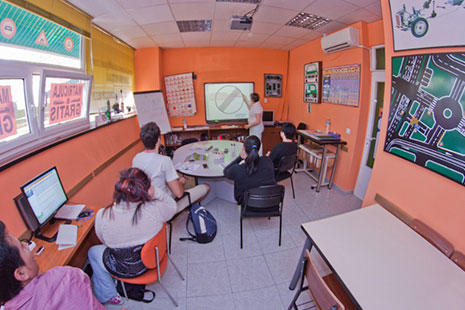 Varios alumnos de una autoescuela atendiendo al profesor para sacarse el carnet de conducir