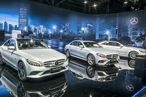 Mercedes híbrido con motor diésel Varios Mercedes híbrido en color plata en el Salón de Ginebra