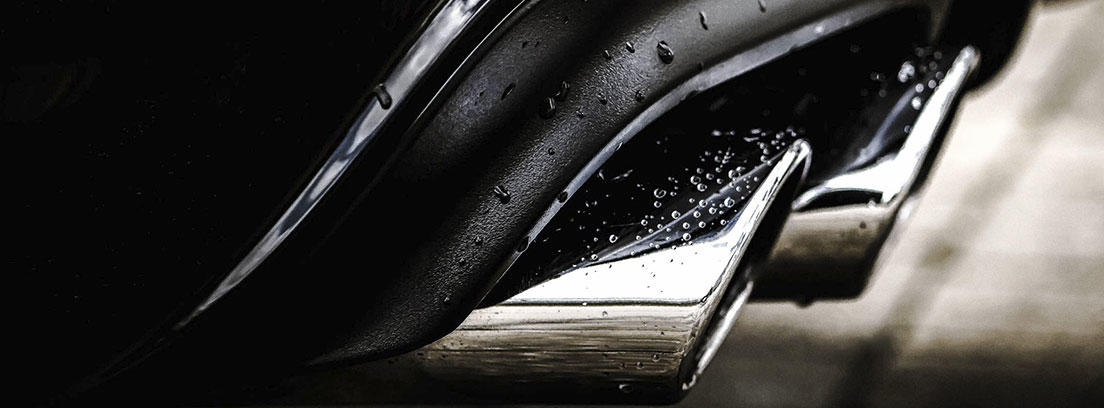7 modelos de coches y su ruidosos tubo de escape Tubo de escape doble y plateado con gotas de agua sobre él.