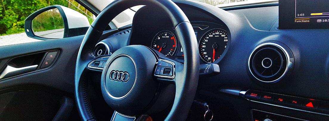 Volante y cuadro de mandos de un coche Audi