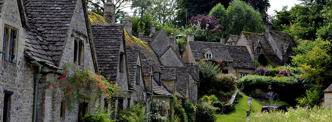 Carretera que atraviesa uno de los pueblos de los Cotswolds.