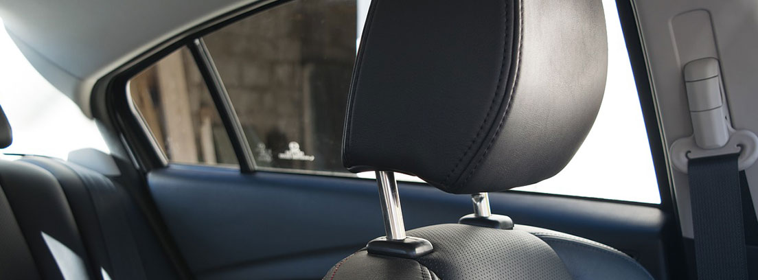 Reposacabezas de cuero negro en el interior de un coche.