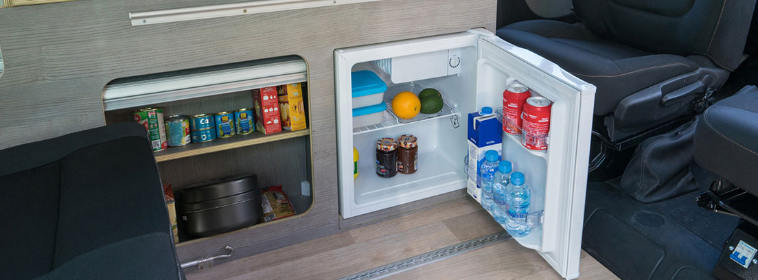 Cocina integrada con nevera de las nuevas camper de Nissan