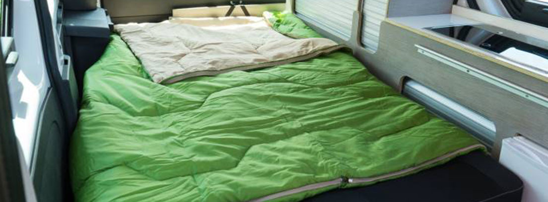Cama en el interior de furgoneta Nissan NV200 y NV300 camper